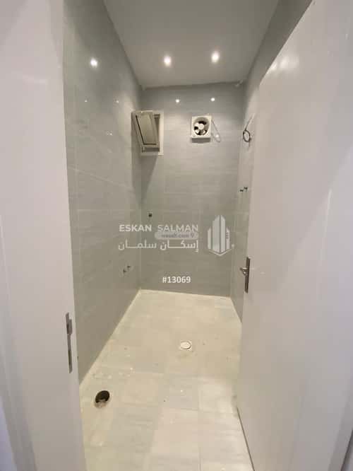 Floor 336.17 SQM with 5 Bedrooms Hayy Al-Wa'Irah, Madinah