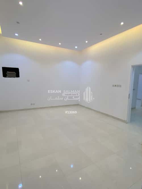 Floor 336.17 SQM with 5 Bedrooms Hayy Al-Wa'Irah, Madinah