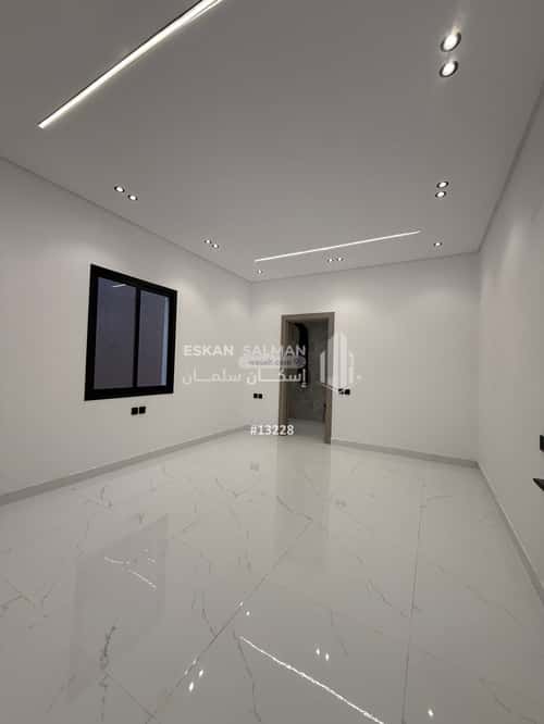 فيلا 300 متر مربع شمالية على شارع 15م سلطانة، أبها