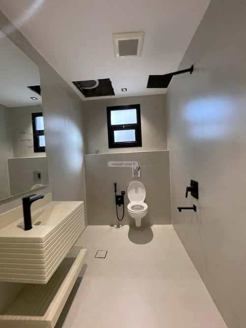 Floor with 5 Bedrooms Al-Janadriyah, East Riyadh, Riyadh