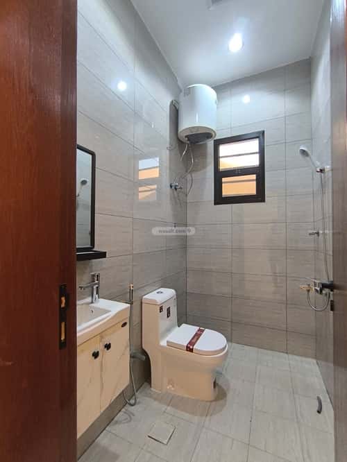 Floor with 5 Bedrooms Al-Janadriyah, East Riyadh, Riyadh