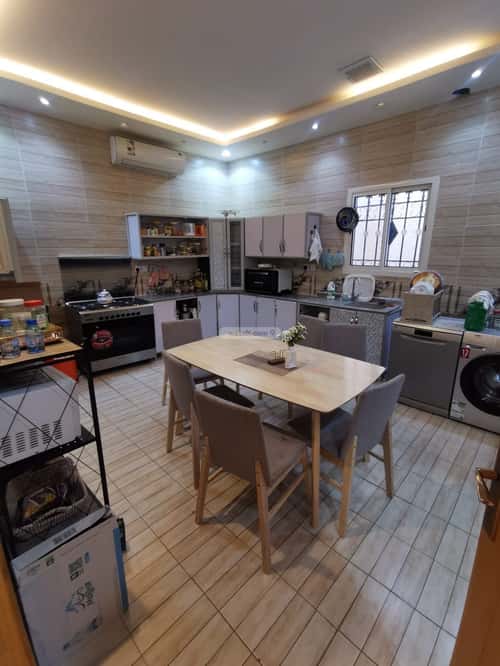 Floor 450 SQM with 3 Bedrooms Al-Mahdiyah, West Riyadh, Riyadh