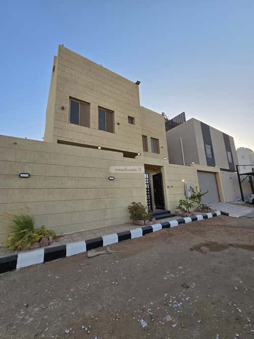 فيلا 300 متر مربع شرقية على شارع 15م النور، شمال جدة، جدة