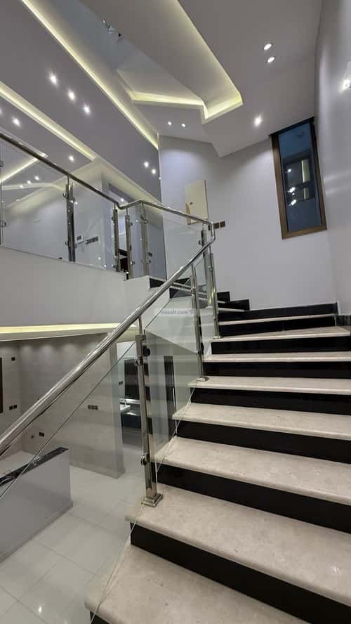 فيلا 250 متر مربع جنوبية على شارع 25م الشرف، خميس مشيط