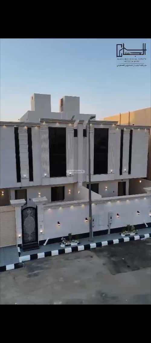 فيلا 338.46 متر مربع شرقية على شارع 10م الواسط، الطائف