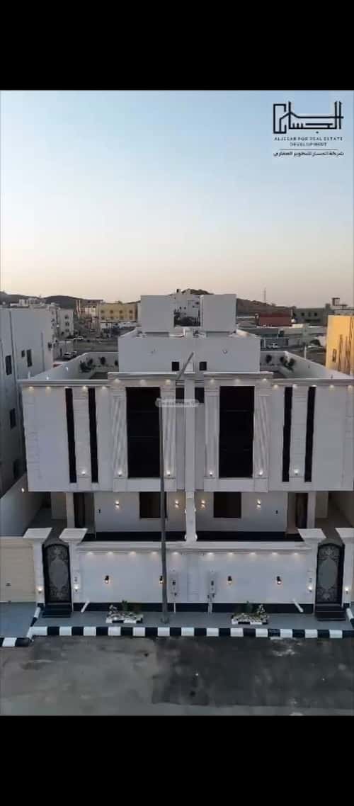فيلا 338.46 متر مربع شرقية على شارع 10م الواسط، الطائف