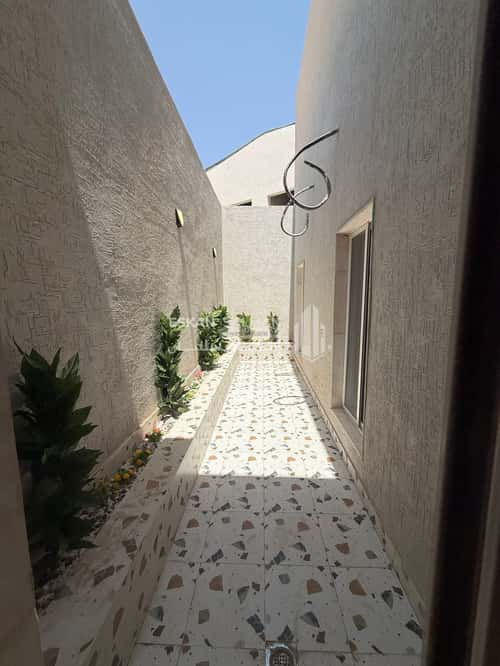 Floor 329.8 SQM with 6 Bedrooms Haya Nabla, Madinah