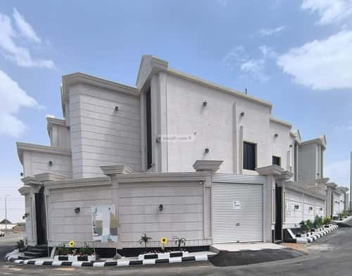 فيلا 353 متر مربع شرقية على شارع 15م الواسط، الطائف