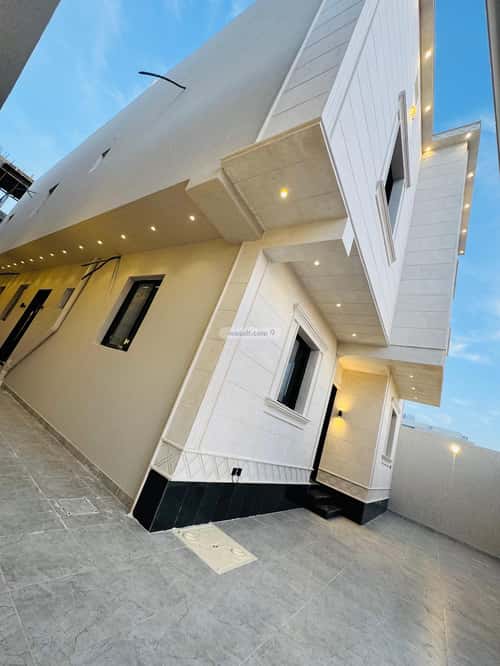 فيلا 323.7 متر مربع شرقية على شارع 15م الرحاب، الطائف