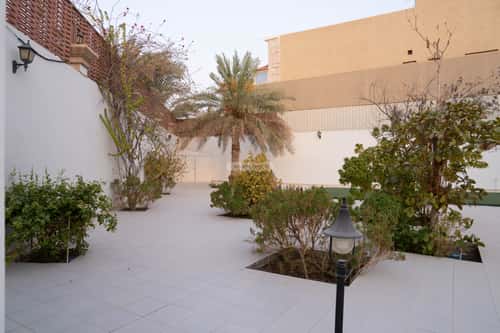 فيلا 1573 متر مربع شرقية على شارع 18م الندى، الدمام