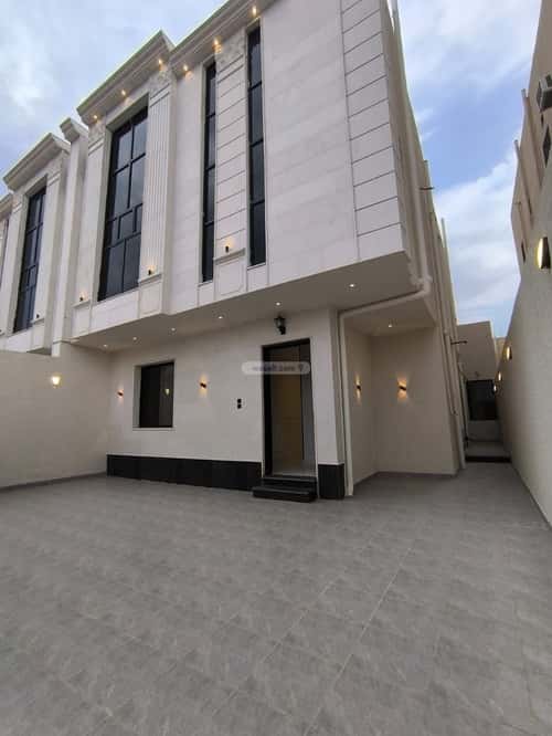 فيلا 338 متر مربع شرقية على شارع 20م الواسط، الطائف