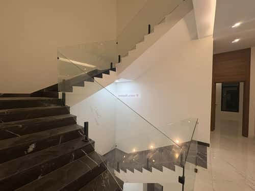 فيلا 300 متر مربع جنوبية على شارع 18م الحسام، الدمام