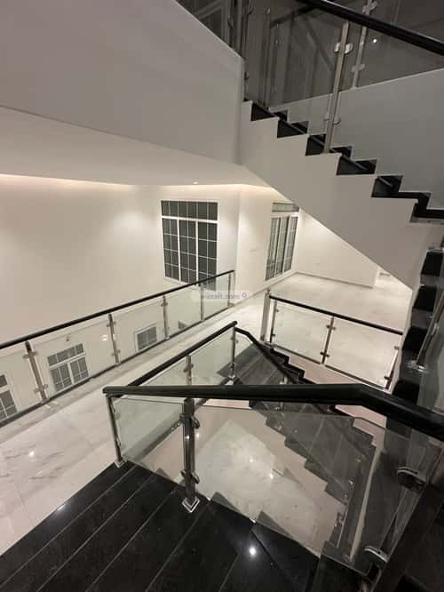 فيلا 300 متر مربع شرقية على شارع 18م المنار، الدمام