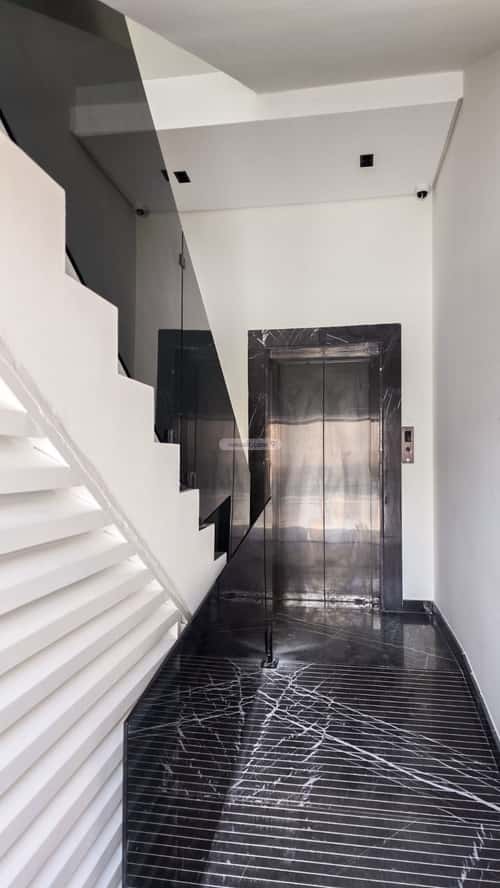 Semi-Furnished Floor with 3 Bedrooms King Abdullah, Central Riyadh, Riyadh