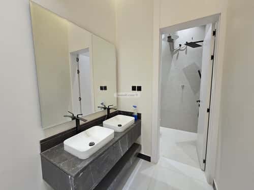 Floor with 5 Bedrooms Al Bayan, East Riyadh, Riyadh