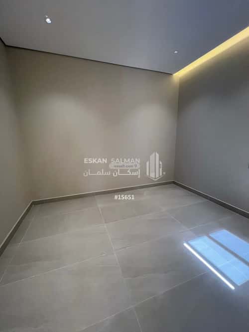 فيلا 300 متر مربع شمالية على شارع 15م البساتين الشرقي، بريدة