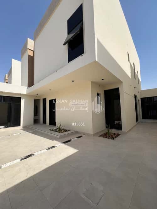 فيلا 300 متر مربع شمالية على شارع 15م البساتين الشرقي، بريدة