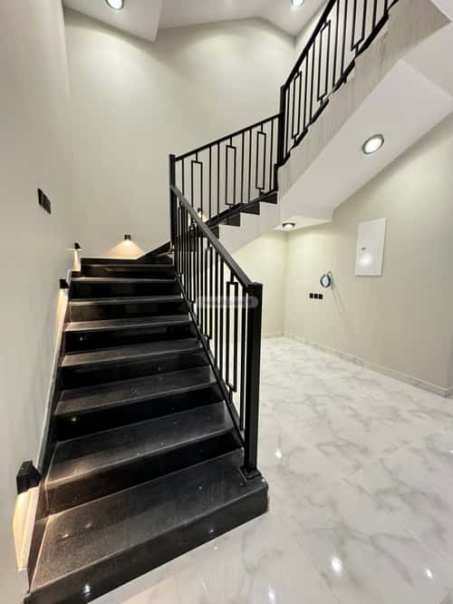 فيلا 300 متر مربع غربية على شارع 15م النور، خميس مشيط