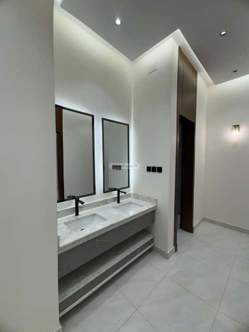 فيلا 298.6 متر مربع شمالية على شارع 15م الزهور، أبها