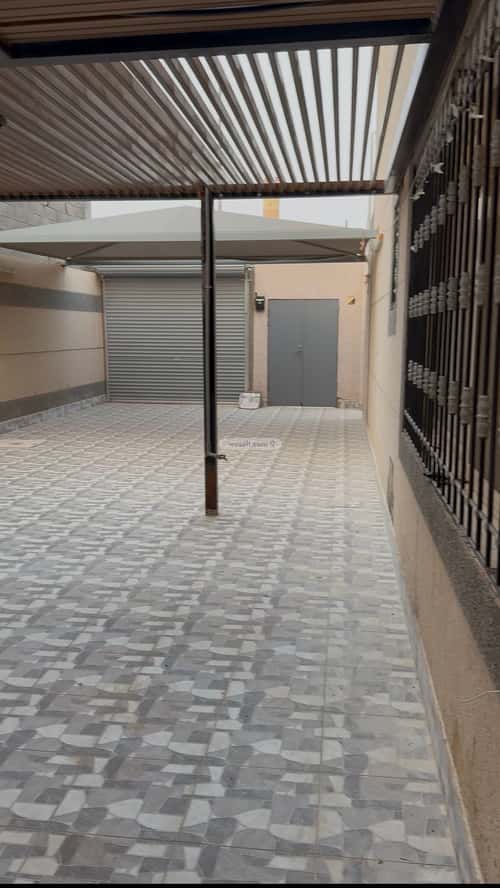 فيلا 625 متر مربع مع شقة واجهة شرقية الضاحي الغربي، بريدة