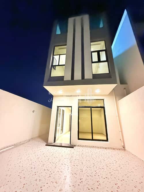 فيلا 228.58 متر مربع شمالية على شارع 24م ضاحية الملك فهد، الدمام