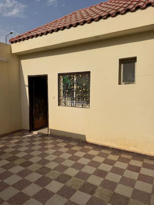 فيلا 500 متر مربع شمالية على شارع 15م إشبيلية، شرق الرياض، الرياض