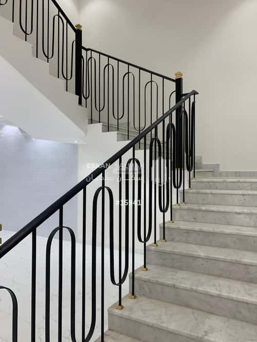 فيلا 210 متر مربع شرقية على شارع 15م القدس، البدائع