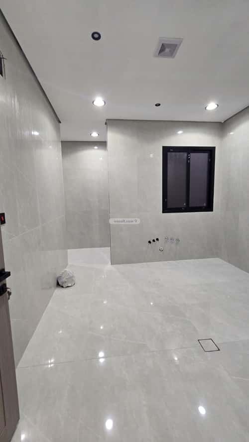 Villa 250 SQM Facing West on 18m Width Street King Fahad Dist, Aldammam