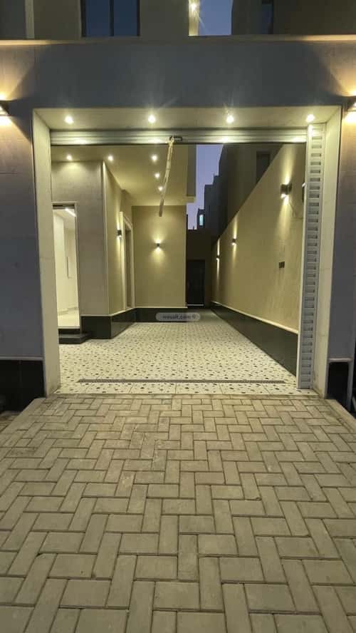 Floor 190 SQM with 5 Bedrooms Al- Nadwah, East Riyadh, Riyadh