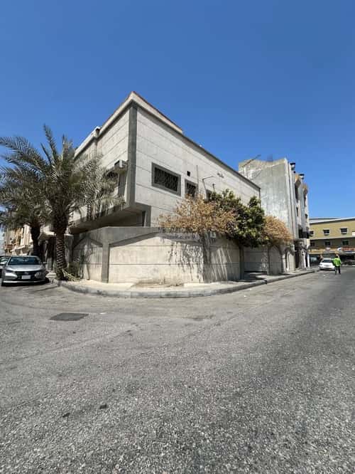 Villa 495 SQM with 3 Apartments Facing South Al Mazroyah, Aldammam