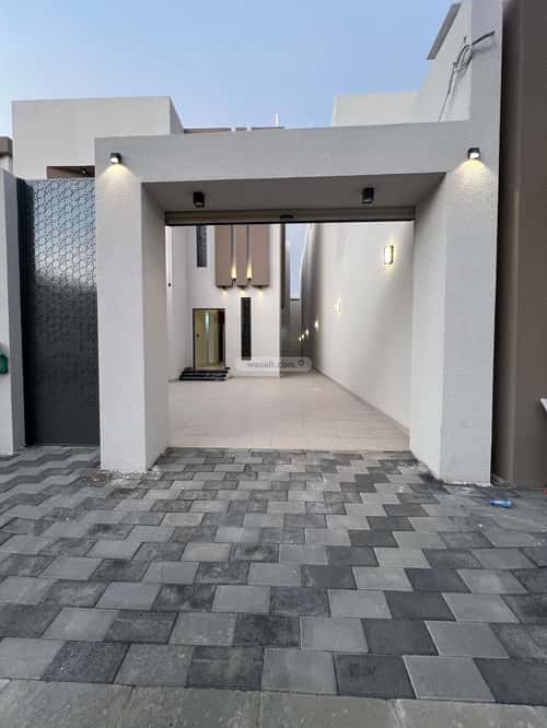 فيلا 385 متر مربع شرقية على شارع 15م المعلاة، أحد رفيدة