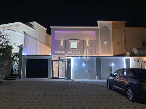فيلا 303.46 متر مربع شرقية على شارع 32م ضاحية الملك فهد، الدمام