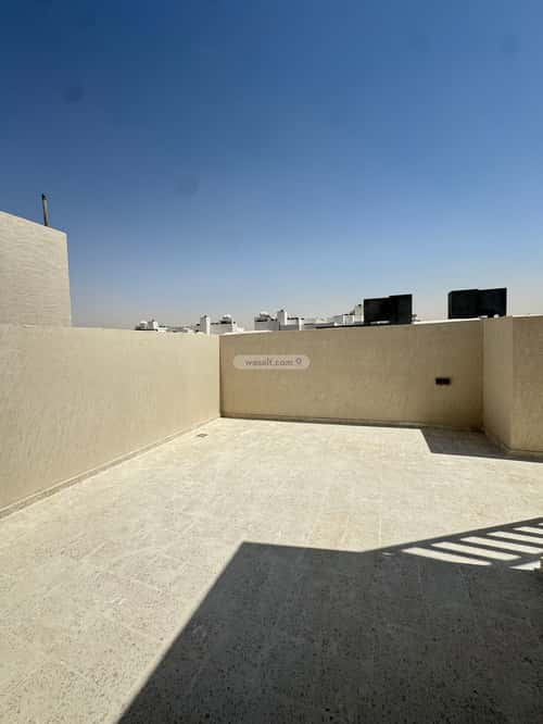 فيلا 210 متر مربع شرقية على شارع 15م العارض، شمال الرياض، الرياض