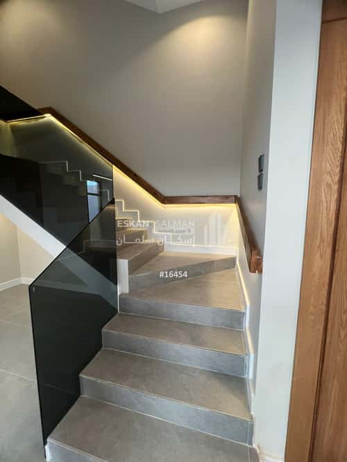 فيلا 200 متر مربع شرقية على شارع 14م الربوة، بريدة