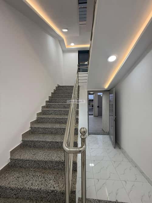 شقة 377 متر مربع ب 8 غرف التعاون، خميس مشيط