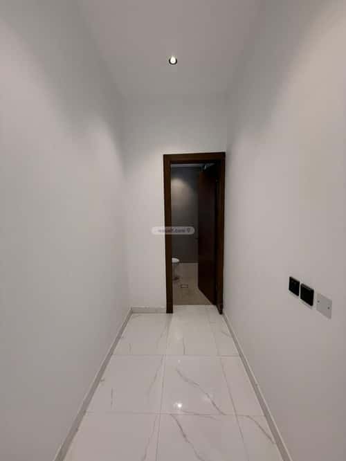 Floor with 5 Bedrooms Al-Janadriyah, East Riyadh, Riyadh