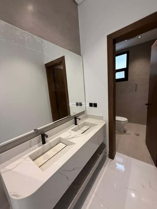 Floor with 5 Bedrooms Al-Janadriyah, East Riyadh, Riyadh