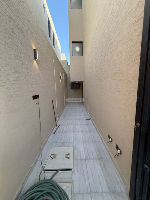 Floor 153 SQM with 5 bedrooms الندوة، شرق الرياض، الرياض