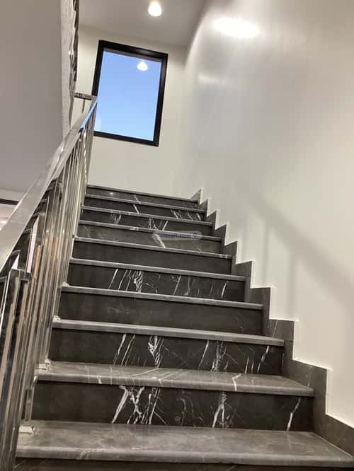 شقة 347 متر مربع ب 8 غرف المعلاة، أحد رفيدة