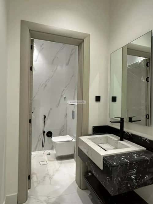 فيلا 300 متر مربع شرقية على شارع 15م العوالي، غرب الرياض، الرياض