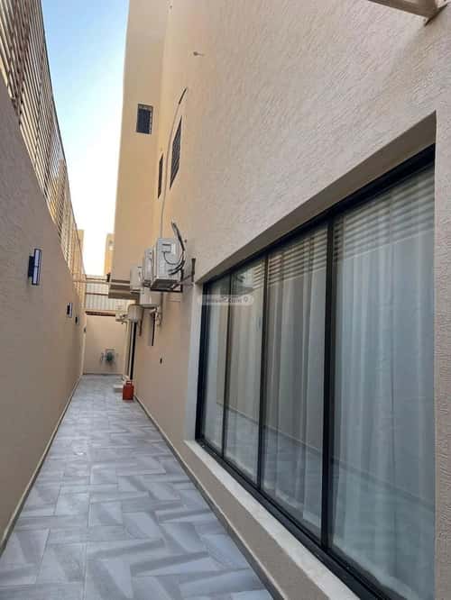 فيلا 300 متر مربع شرقية على شارع 15م إشبيلية، شرق الرياض، الرياض