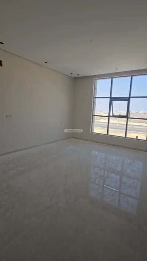 فيلا 250 متر مربع شمالية على شارع 18م ضاحية الملك فهد، الدمام