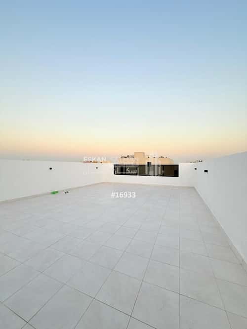 فيلا 325 متر مربع شرقية على شارع 15م الصواري، الخبر