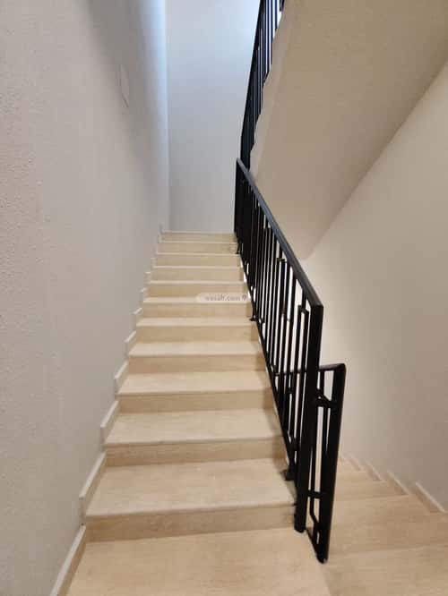 Floor 242 SQM with 5 bedrooms الندوة، شرق الرياض، الرياض