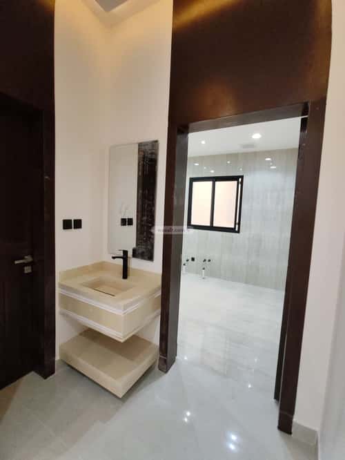 Floor 242 SQM with 5 Bedrooms Al- Nadwah, East Riyadh, Riyadh