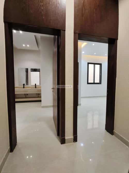 Floor 242 SQM with 5 bedrooms الندوة، شرق الرياض، الرياض