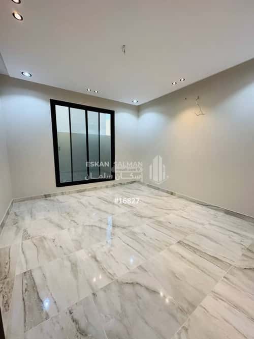 فيلا 305 متر مربع شرقية على شارع 15م الرحاب، الطائف