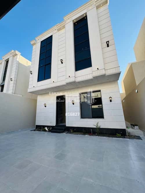 فيلا 305 متر مربع شرقية على شارع 15م الرحاب، الطائف