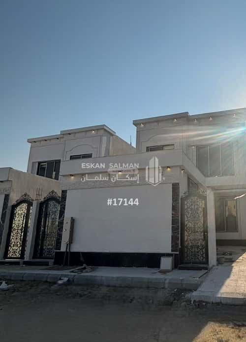 فيلا 345 متر مربع شرقية على شارع 30م العزيزية، الجبيل