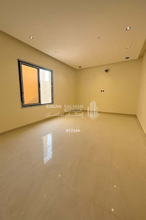 فيلا 345 متر مربع شرقية على شارع 30م العزيزية، الجبيل